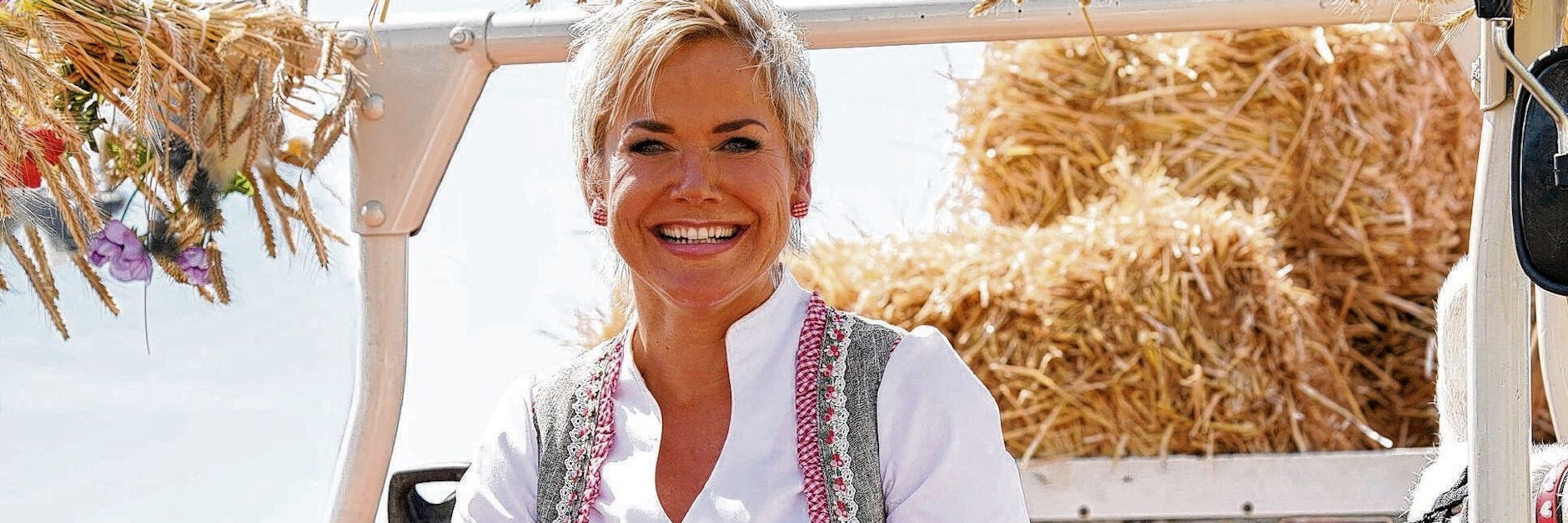 Moderatorin Inka Bause lächelt. Inka macht jetzt auch Radio. Die 51-Jährige geht mit „Inkas Abend“ ab 20. November bei Schlager Radio B2 auf Sendung.