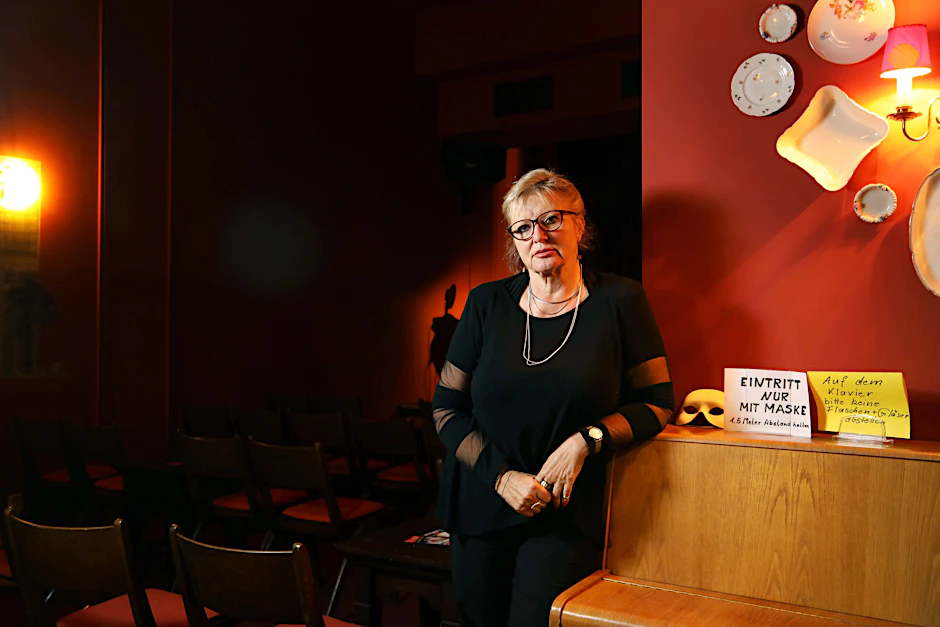 Marga Bach, die gutgelaunte Chefin des Mund Art Theaters, steht wegen der Corona-Krise mit ihrem Theater in der Karl-Marx-Allee vor der Pleite.