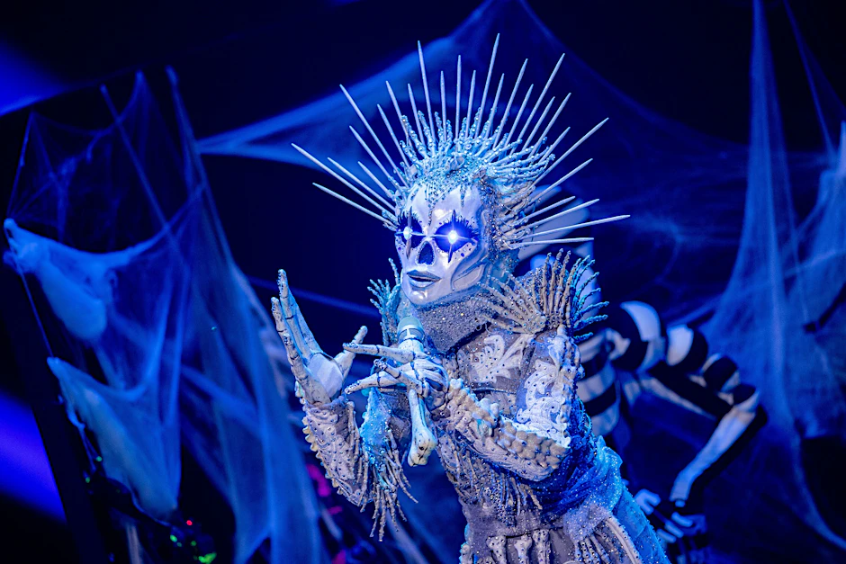 Die Figur "Das Skelett" steht in der Prosieben-Show "The Masked Singer" auf der Bühne.