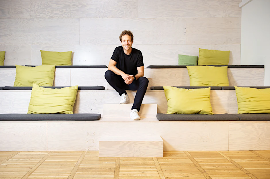 Stephan Bayer, der Gründer von Sofatutor, in den Räumen seines Unternehmens in Berlin-Friedrichshain.<br><br>