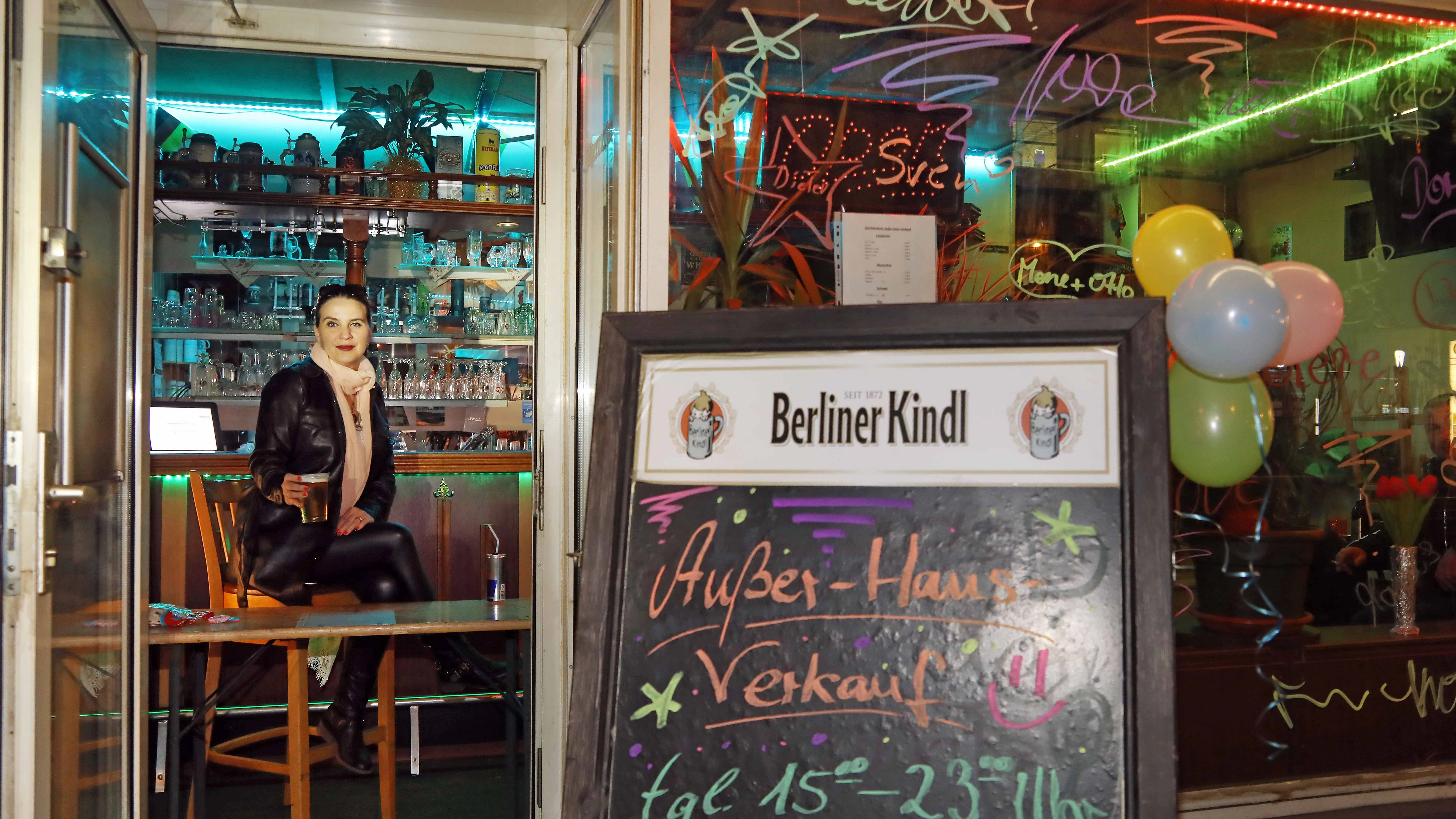 Monique M., die Wirtin der Kneipe „Attenzione“, verkauft ihr Bier jetzt an der Tür.