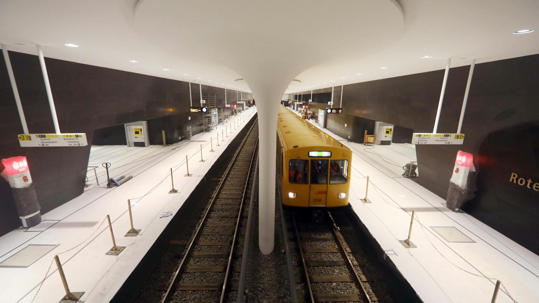 Einer der drei neuen U-Bahnhöfe: In der Station Rotes Rathaus ruht die Decke auf Pilzstützen.