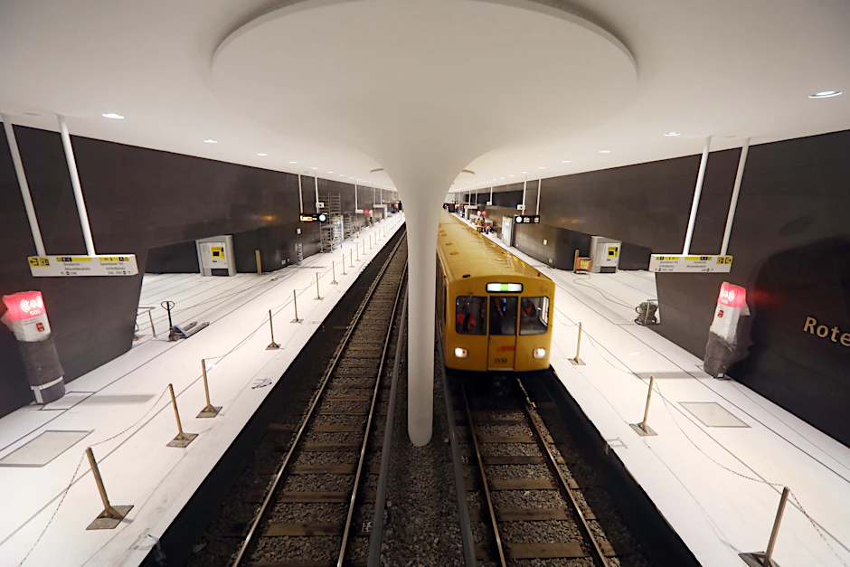 Einer der drei neuen U-Bahnhöfe: In der Station Rotes Rathaus ruht die Decke auf Pilzstützen.