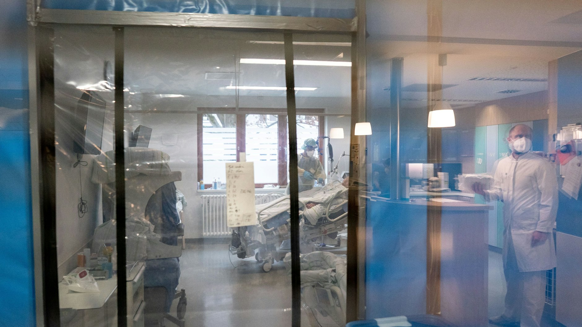 Auf den Covid-Stationen in deutschen Krankenhäusern steigt die Zahl der Patienten täglich. Am Freitag stieg die Zahl der Neuinfektionen auf&nbsp;23.542 binnen 24 Stunden - ein neuer Rekord.