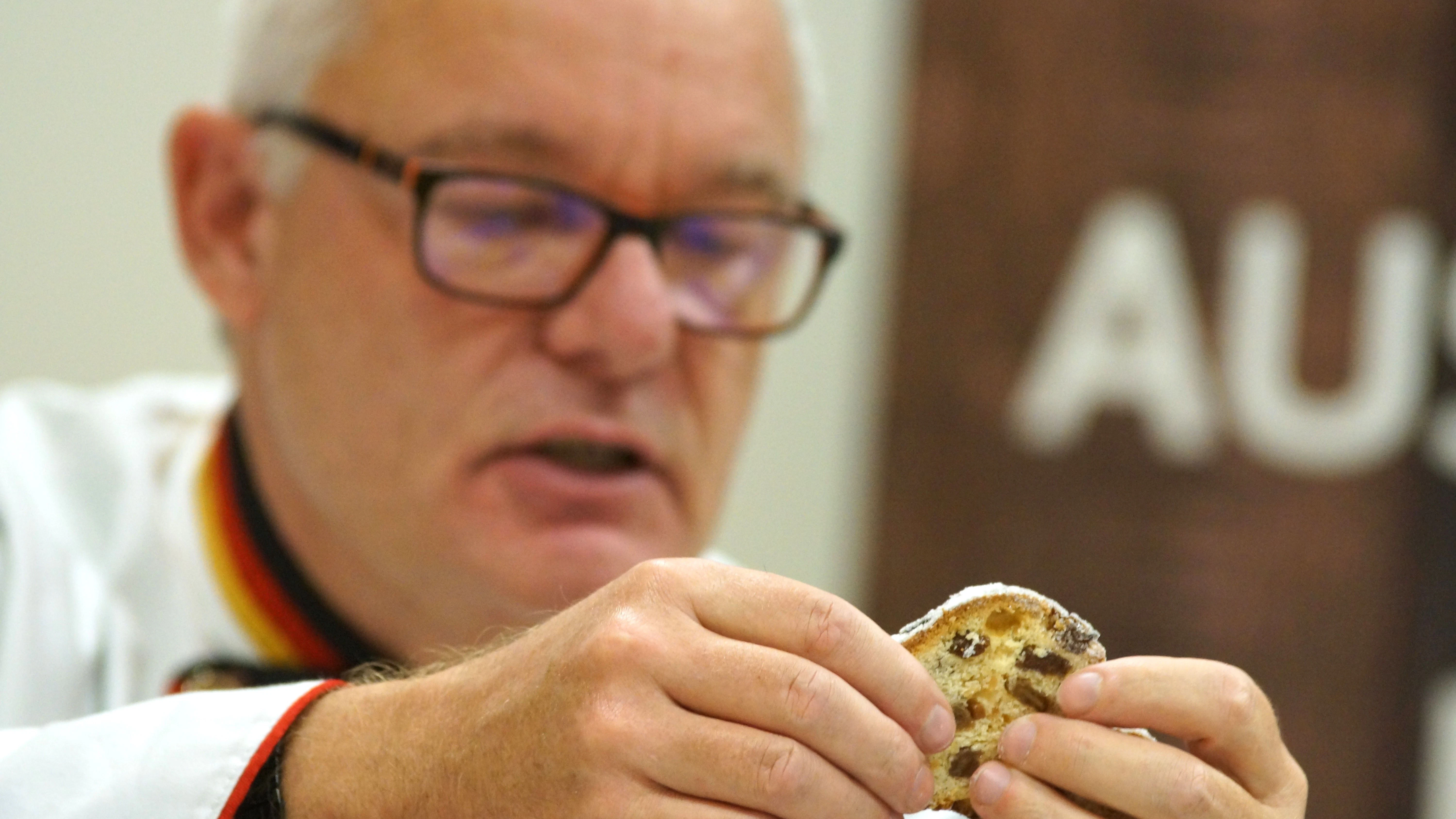 Michael Isensee, Qualitätsprüfer des Deutschen Brotinstitutes, nimmt die Stollen genau unter die Lupe.