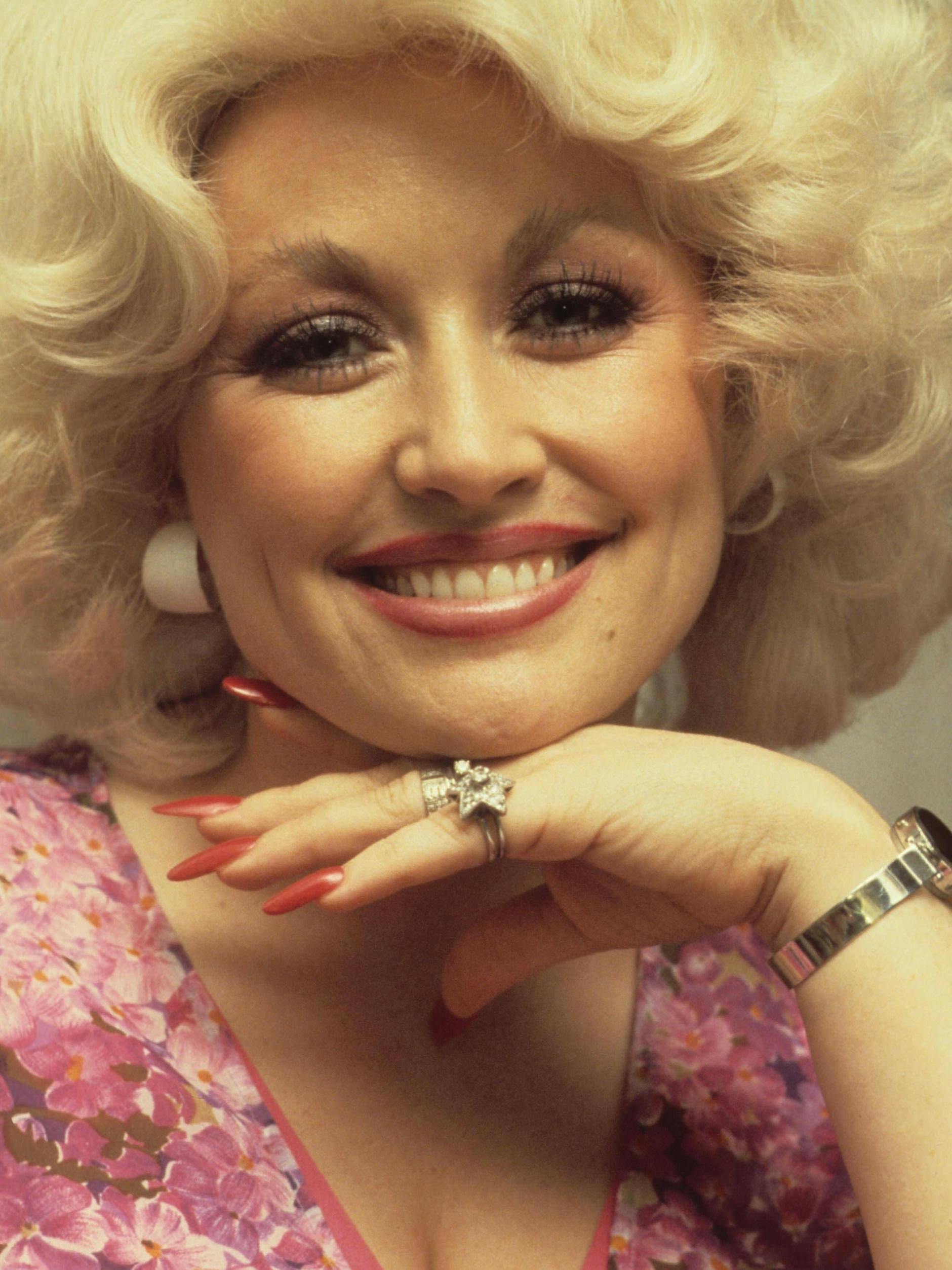 1946 geboren, begann Dolly Parton bereits im Teenageralter Songs zu schreiben. In den 70ern wurde sie zu einem Star der Countryszene. 