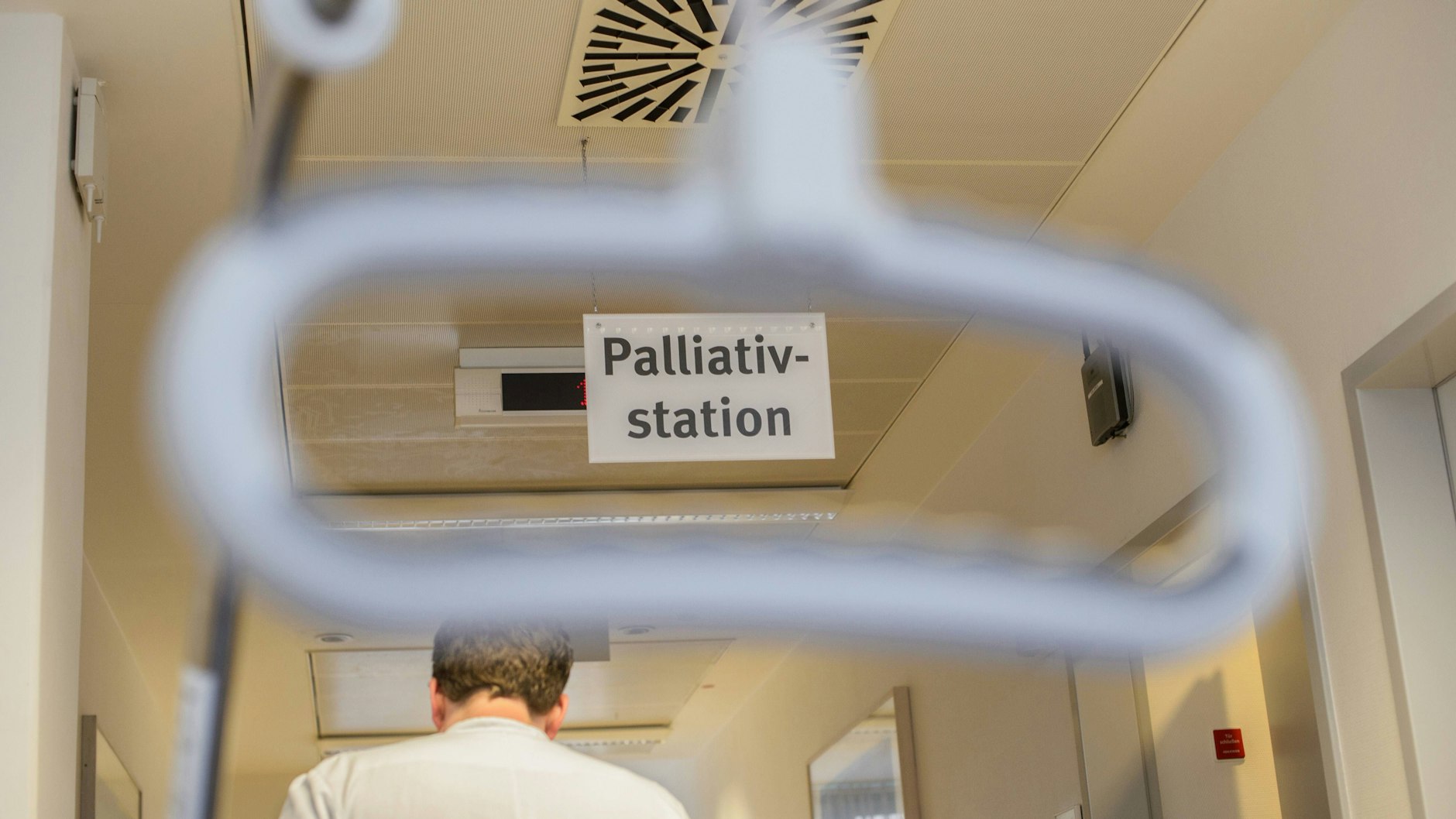 Palliativstationen sind spezialisierte Einrichtungen zur Versorgung Schwerstkranker und sterbender Menschen.