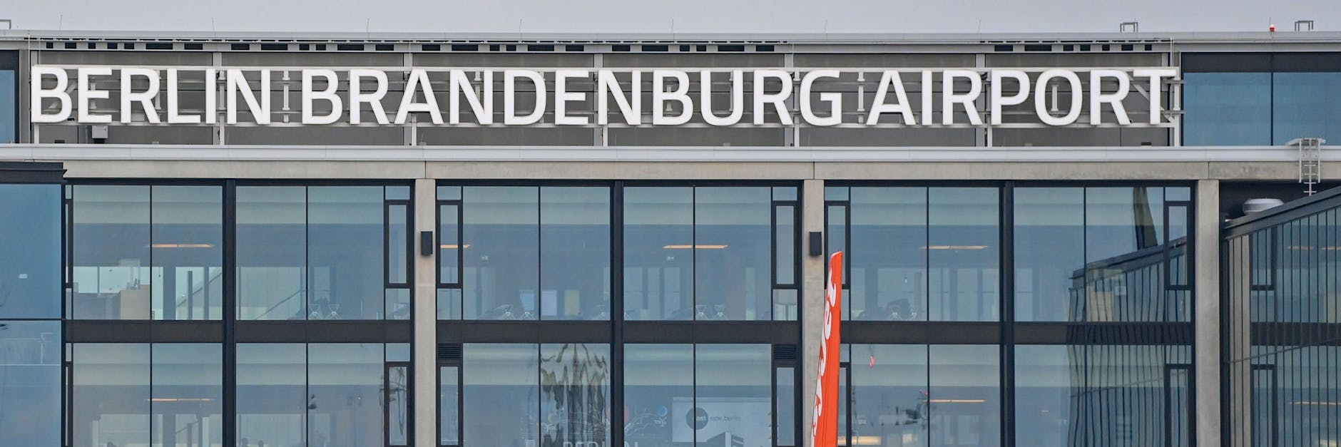 Wenn kaum jemand fliegt, nimmt ein Flughafen weniger Geld ein. Das ist überall so. In Berlin kommt etwas hinzu: Es sind noch alte Rechnungen zu begleichen.