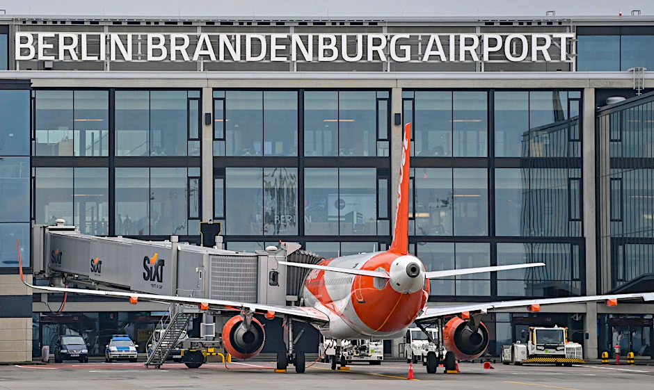 Wenn kaum jemand fliegt, nimmt ein Flughafen weniger Geld ein. Das ist überall so. In Berlin kommt etwas hinzu: Es sind noch alte Rechnungen zu begleichen.