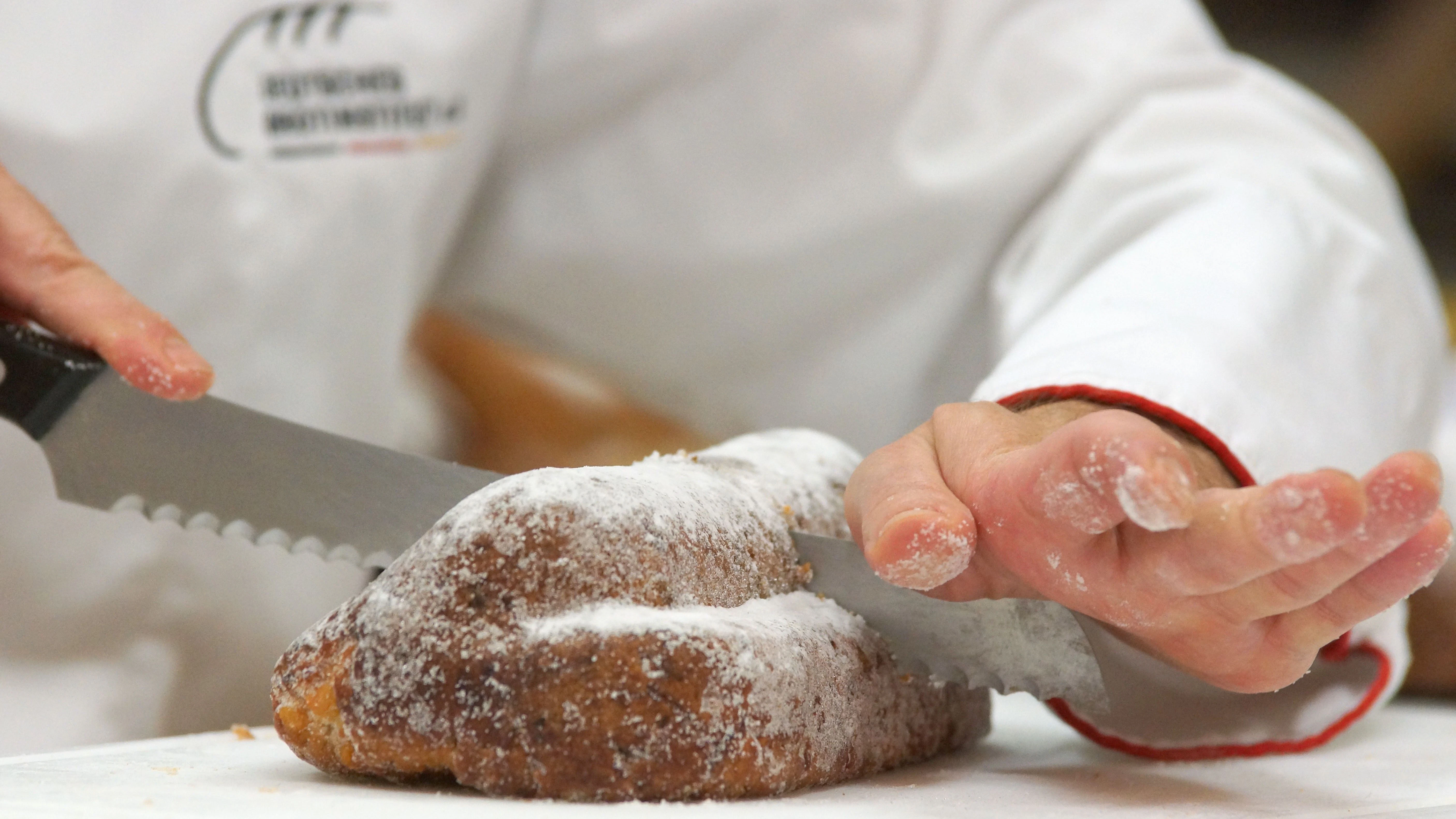 Typische Form, viel Butter, viele Früchte – das macht einen Stollen aus.