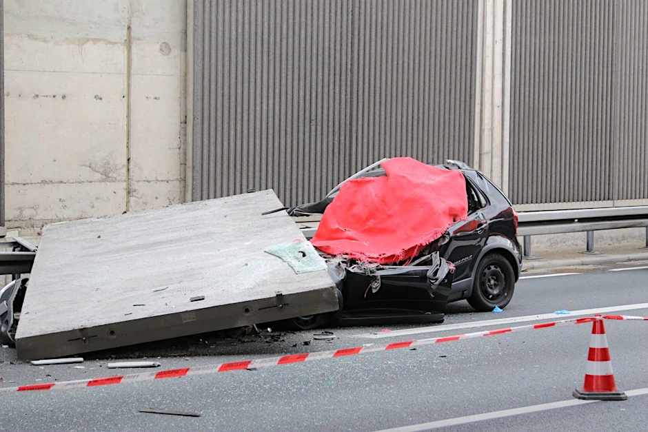 Die Betonplatte fiel auf das fahrende Auto und zerstörte es komplett.