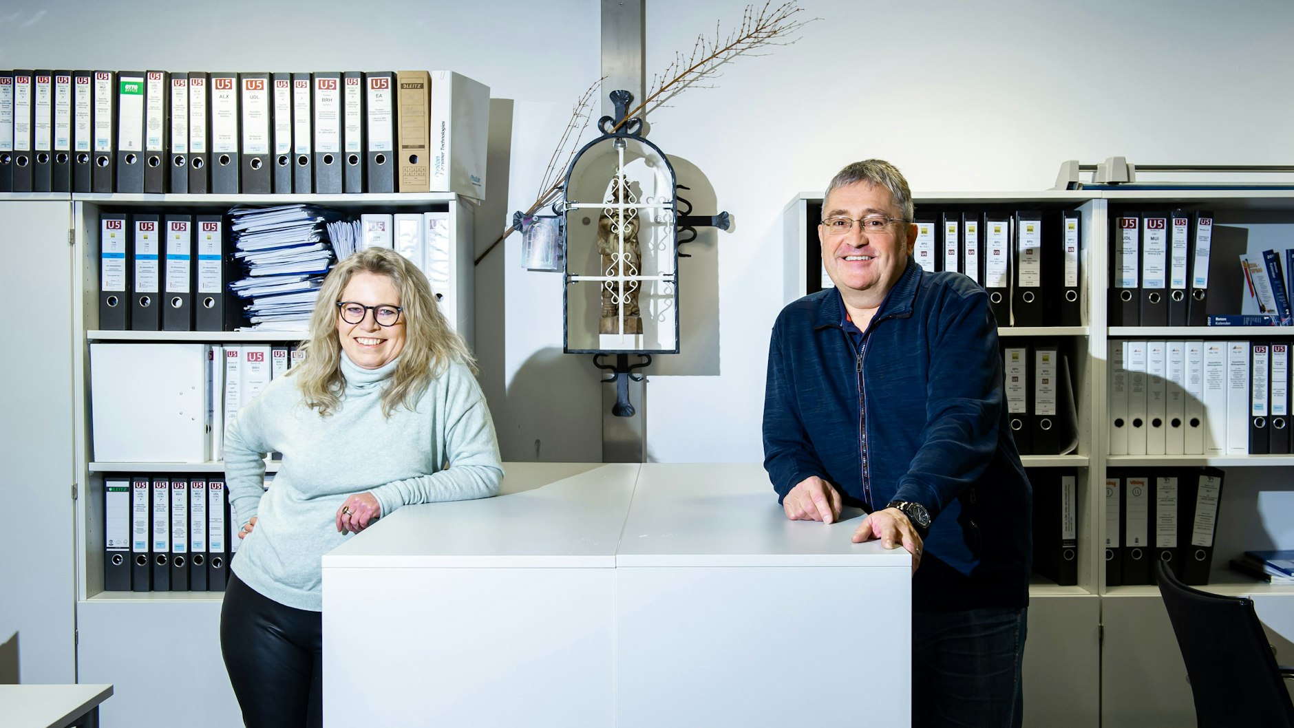 Die Projektchefs: Ute Bonde und Jörg Seegers in ihrer Büroetage an der Friedrichstraße. An der Wand hängt eine Statue der Heiligen Barbara, der Schutzpatronin der Bergleute. Die neue U5 geht am Barbaratag in Betrieb.