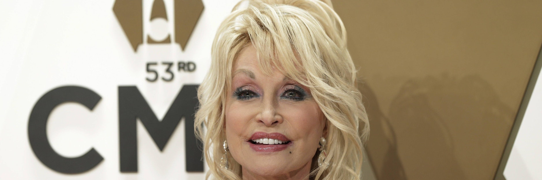 Eine Country-Legende mit großem Herzen: Dolly Parton ist karitativ tätig und hat sogar ihre&nbsp;eigenen Wohltätigkeitsorganisation