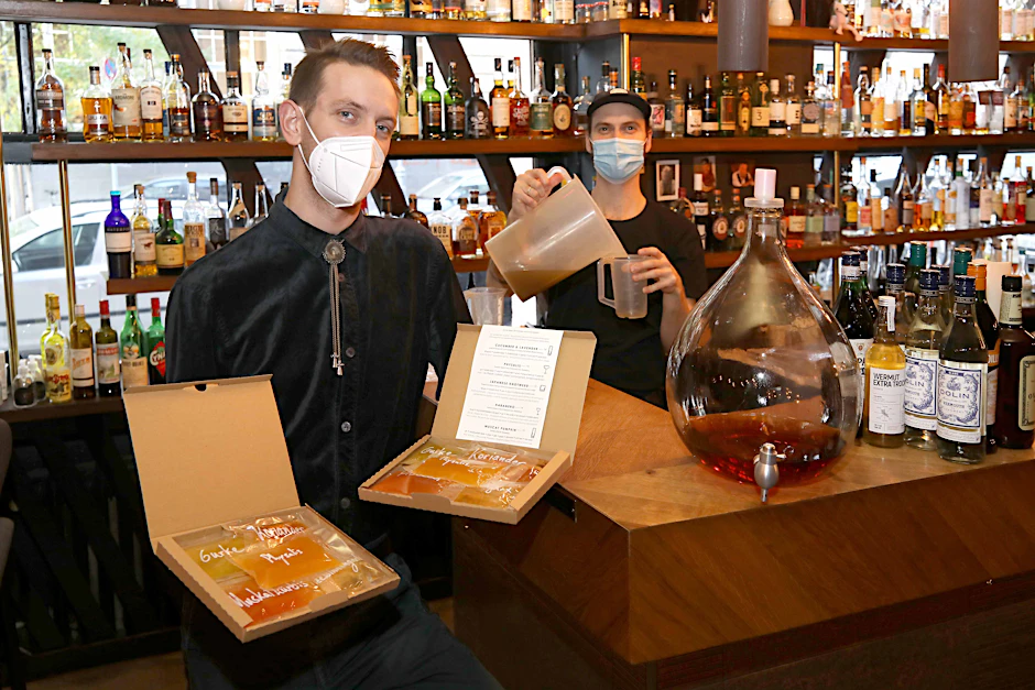 Die „Velvet Bar“ bietet einen Cocktail-Lieferservice an.