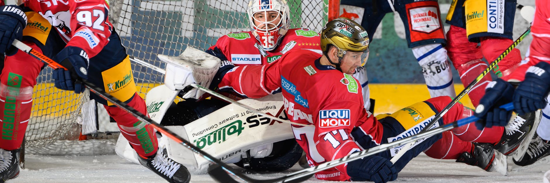Vor dem Tor von Eisbären-Goalie Mathias Niederberger herrscht viel zu oft das blanke Chaos.