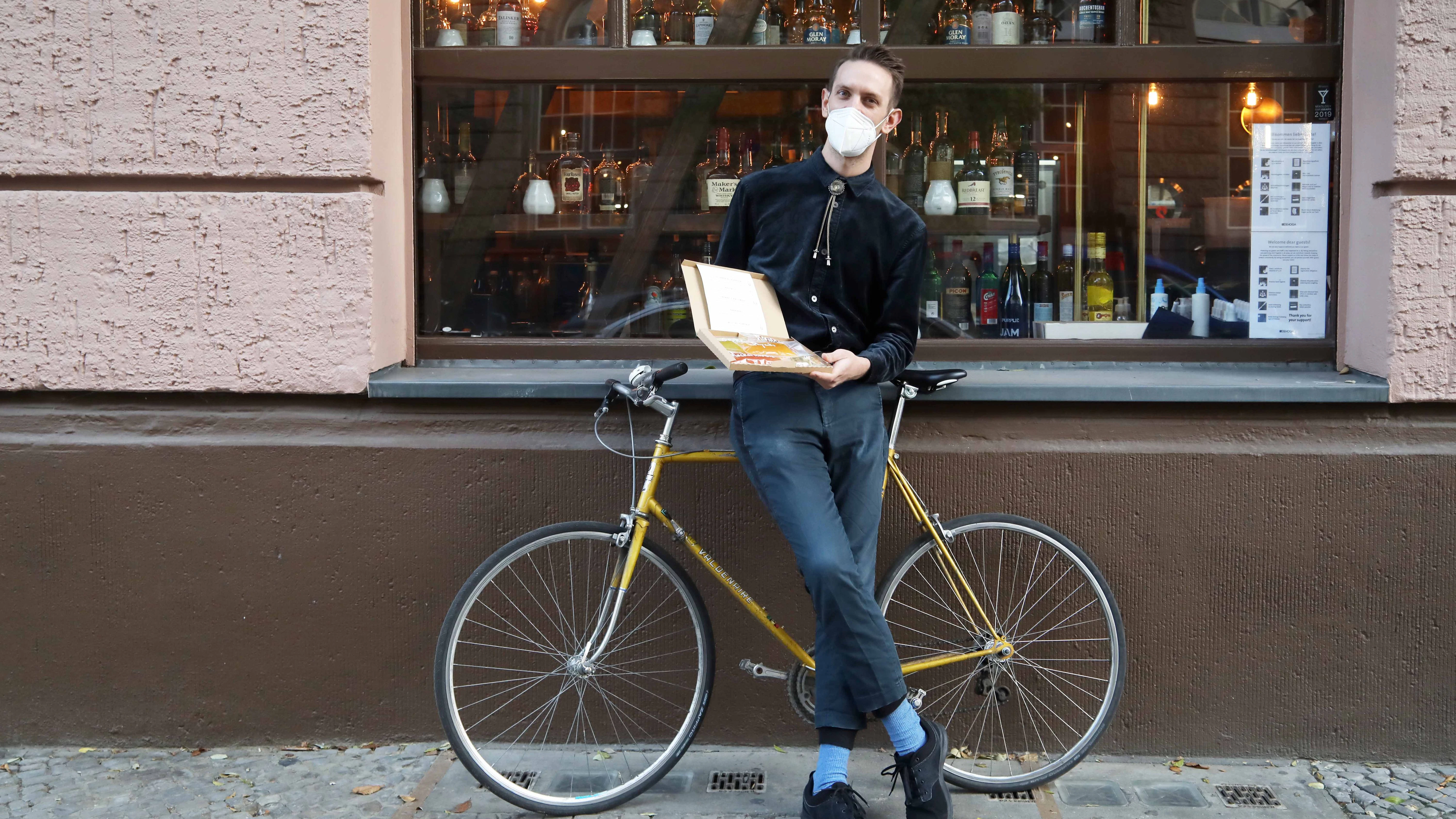 Ruben Neideck ist der Chef-Barkeeper im „Velvet“, liefert Cocktails mit dem Fahrrad aus.