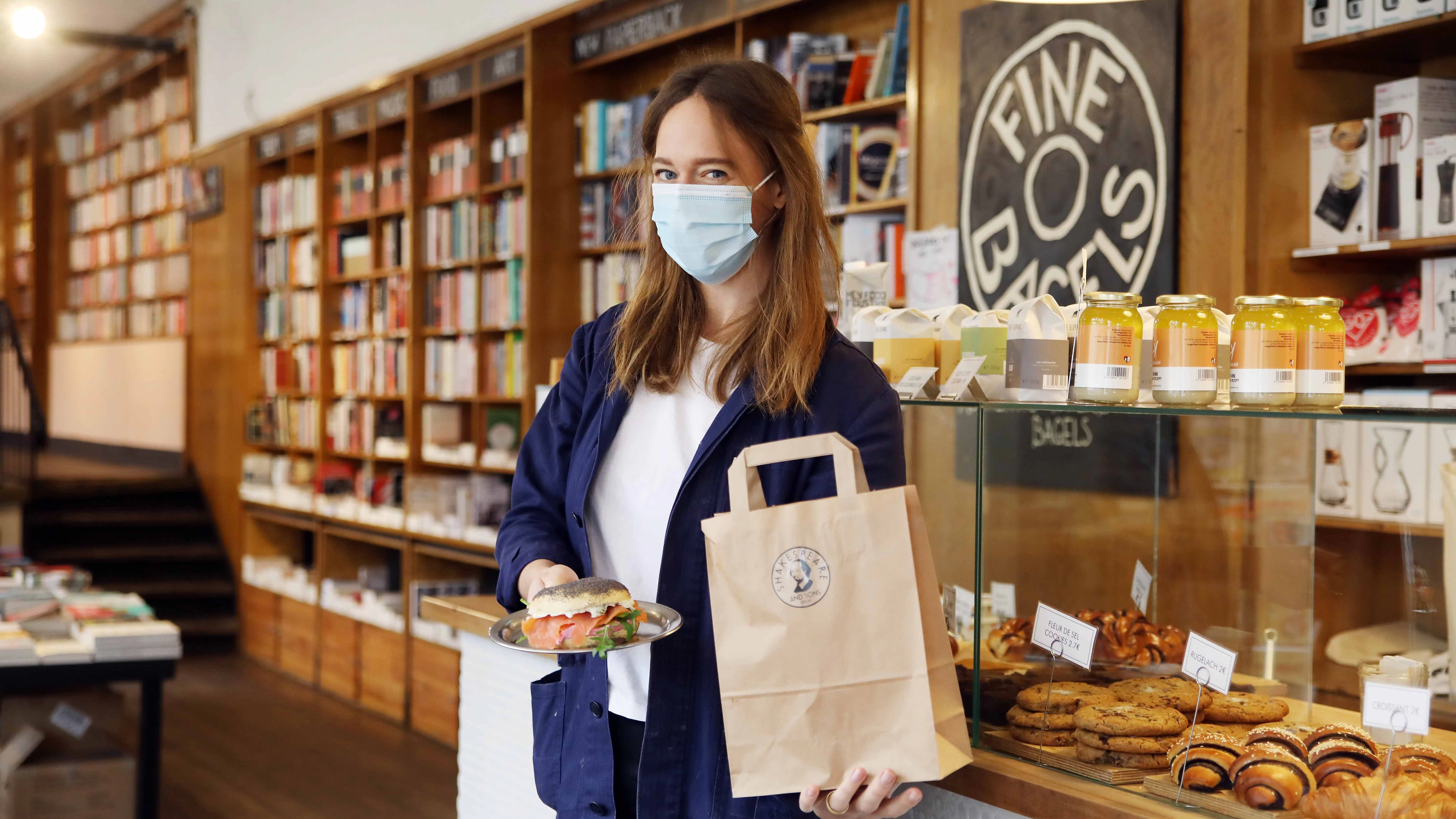 Bücher und Bagels: Laurel Kratochvila liefert mit ihrem Mann beides aus.