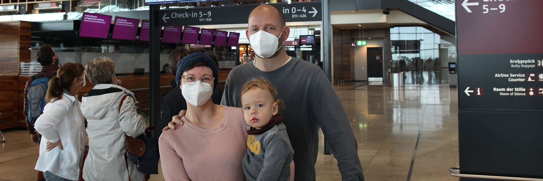 Familie Siegle aus Wilmersdorf freut sich über den unkomplizierten Ablauf beim Corona-Test am BER.