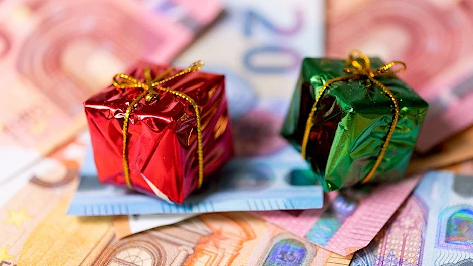 Die höchsten Chancen auf Weihnachtsgeld haben Arbeitnehmer, wenn ihr Unternehmen an einen Tarifvertrag gebunden ist.