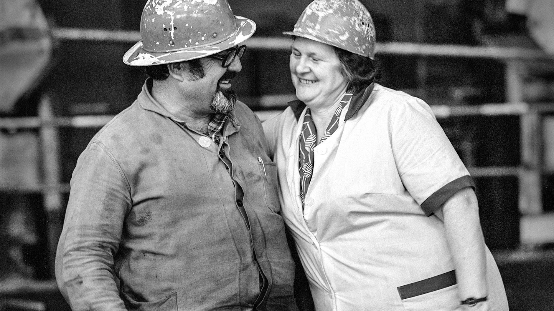 Kollegin und Kollege im Kaltwalzwerk des Eisenhüttenkombinates Ost (EKO), Eisenhüttenstadt 1978.