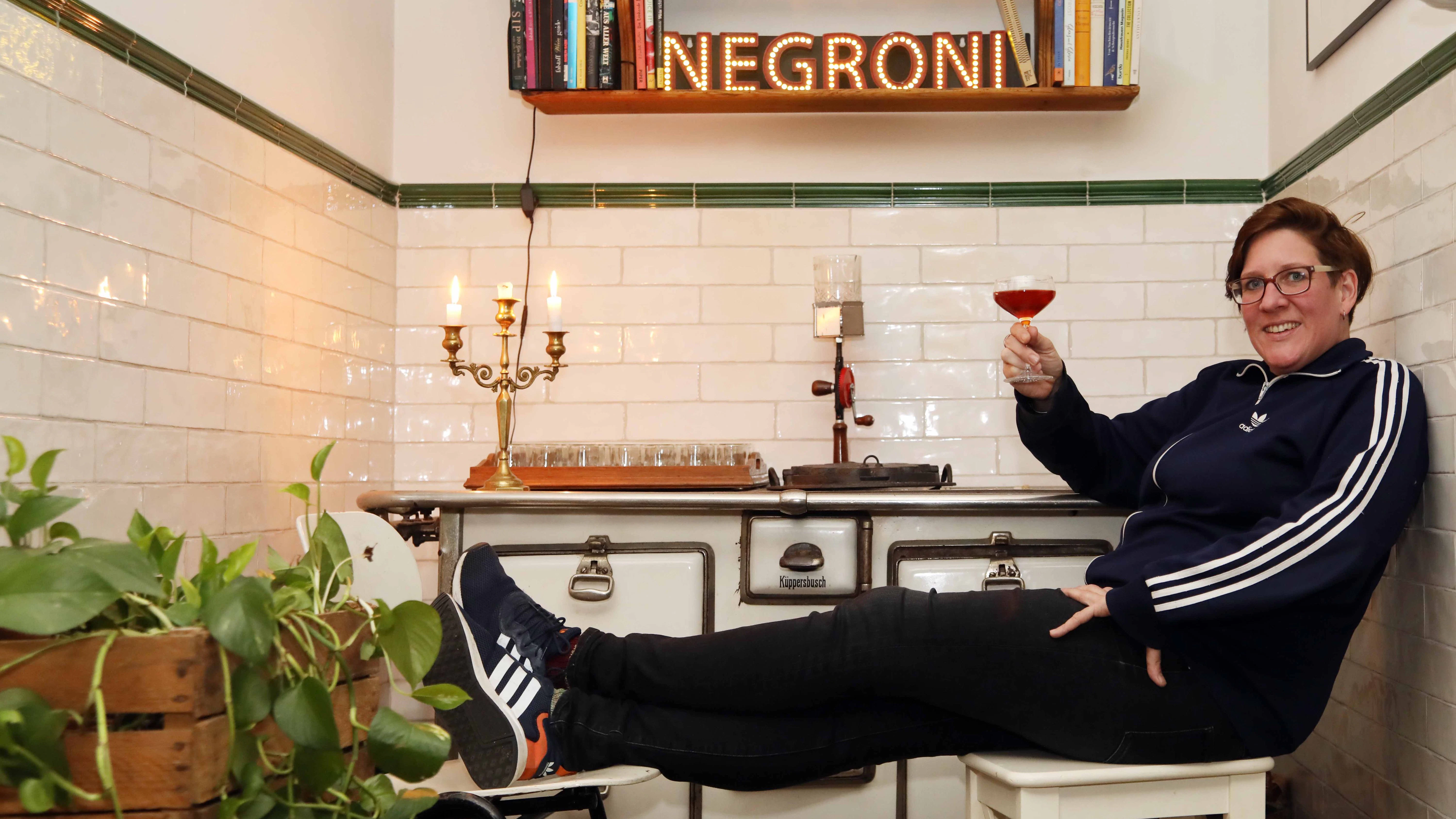 Nina Zilvar, Chefin der Bar „Küche“, setzt auf schräge Dankeschöns für Spender.