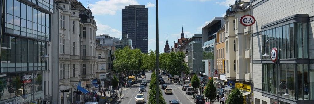 Nichts los in der Schloßstraße. Und doch wird kontrolliert.