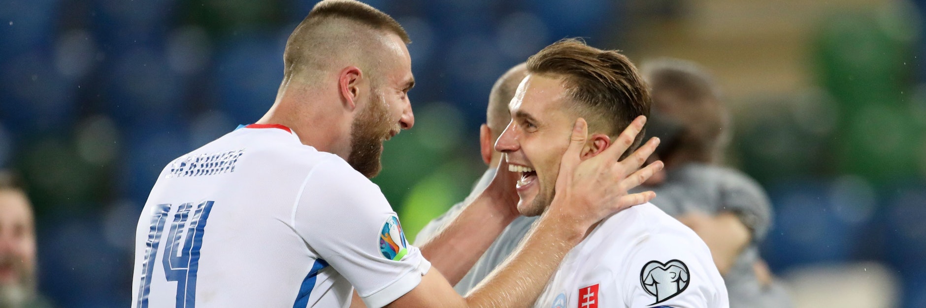 Herthas Peter Pekarik (r.) jubelt mit Milan Skriniar nach dem 2:1-Play-Off-Krimi der Slowaken in Nordirland.&nbsp;