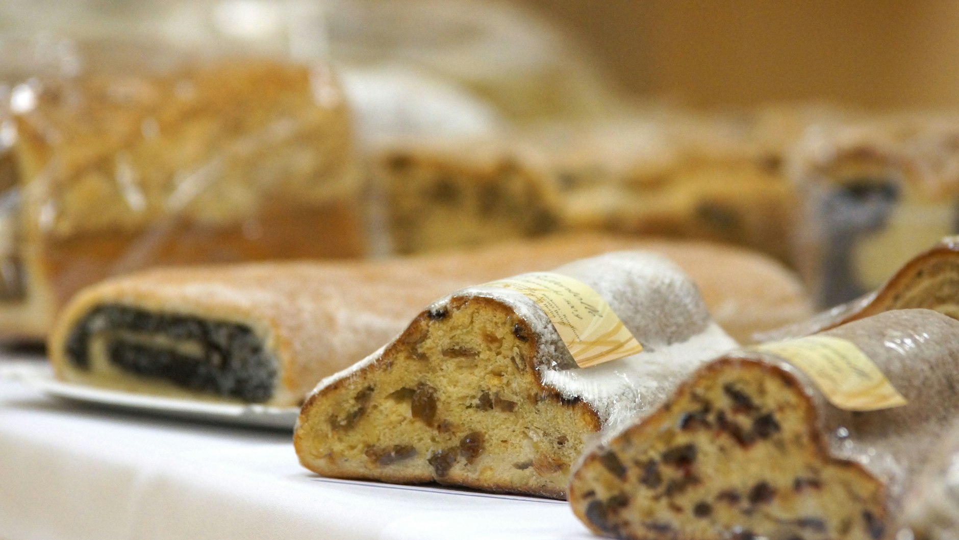 Mut zum Experiment: Wer einen richtig leckeren Stollen haben möchte, tut einfach das hinein, was ihm am besten schmeckt. Es muss nicht immer Rosine und Mandel sein.