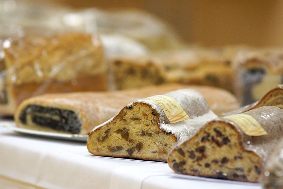 Vom klassischen Butterstollen über Mohn- bis hin zum Wiskey-Stollen ist in Berlin eine bunte Vielfalt zu bekommen.