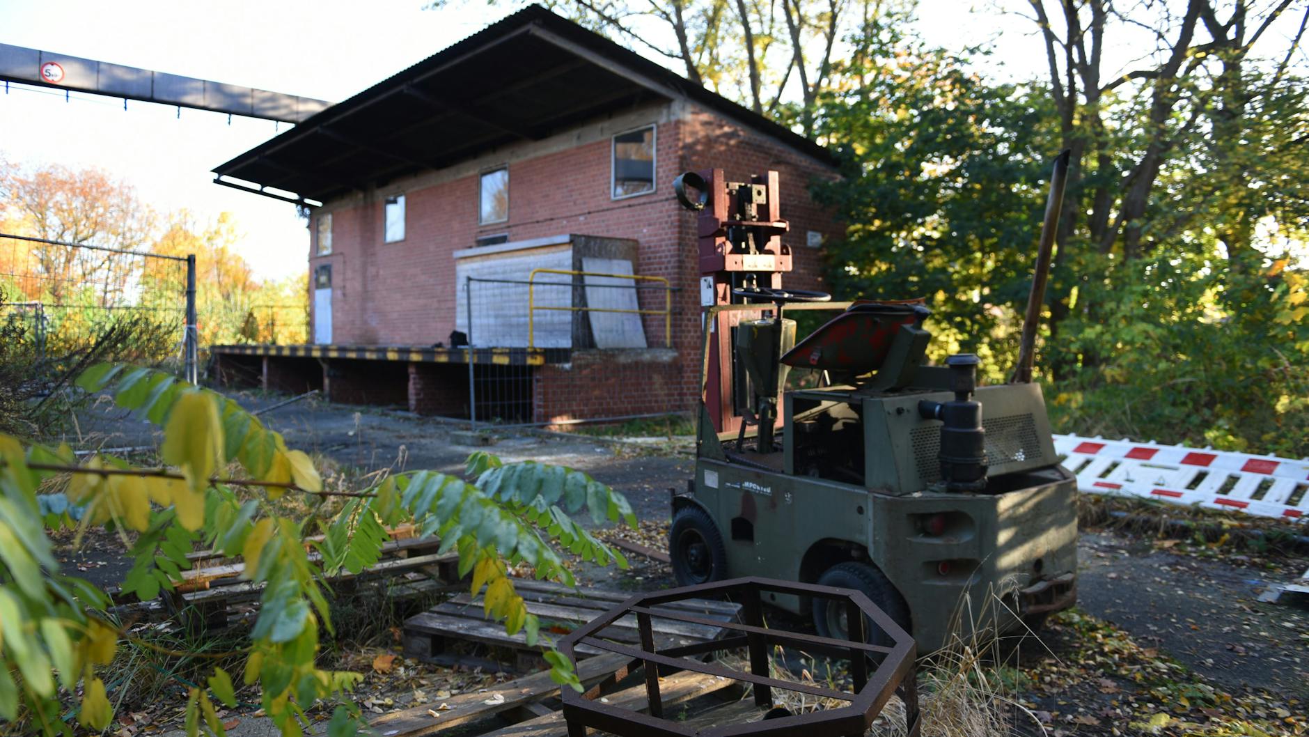 Ein leeres Gebäude, ein verlassener Gabelstapler: Das Gelände an der Rhenaniastraße wirkt trostlos.<br>