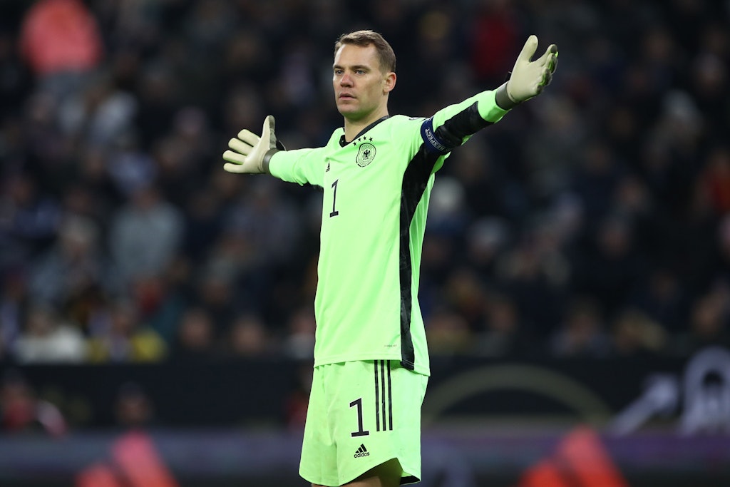 Torhüter trällert Songs einer Nazi-Band : Manuel Neuer ...