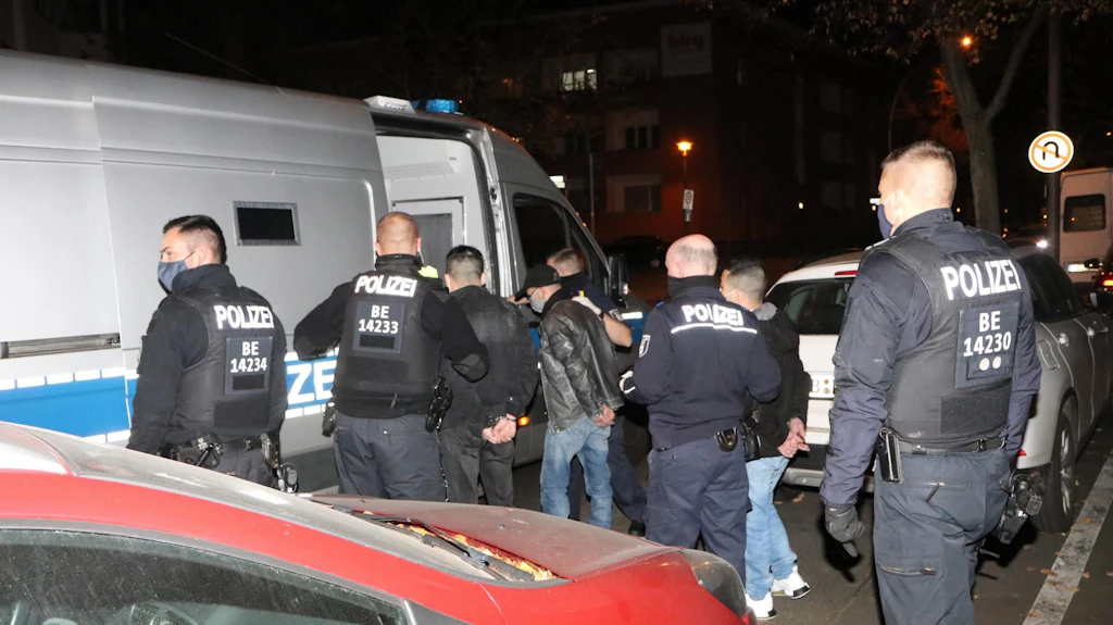 Nackte flüchtet aus Fenster: Prostitution trotz Corona-Verbot