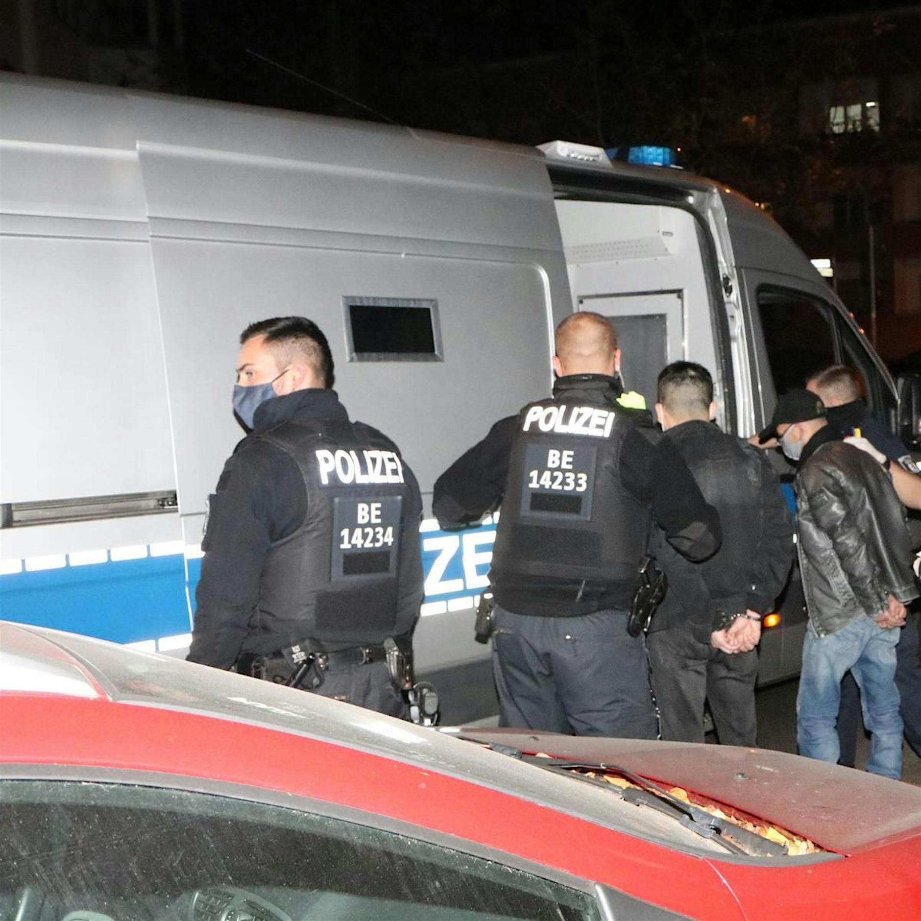 Nackte flüchtet aus Fenster: Prostitution trotz Corona-Verbot