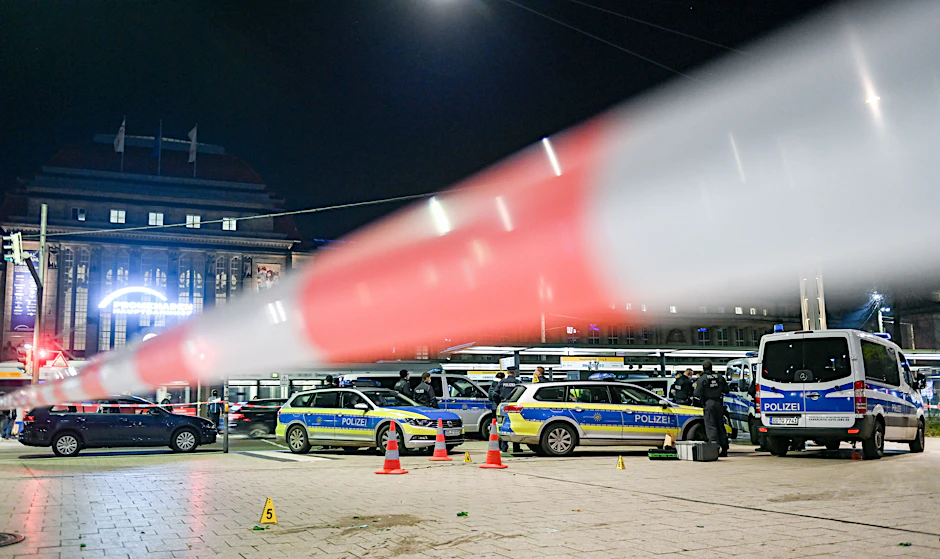 Die Polizei sichert den Tatort vor dem Leipziger Hauptbahnhof.&nbsp;