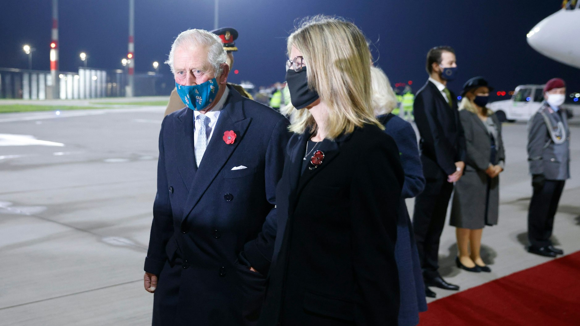 Der britische Thronfolger Prinz Charles wurde am Sonnabend von der britischen Botschafterin Jill Gallard (vorn, r) am BER begrüßt.&nbsp;