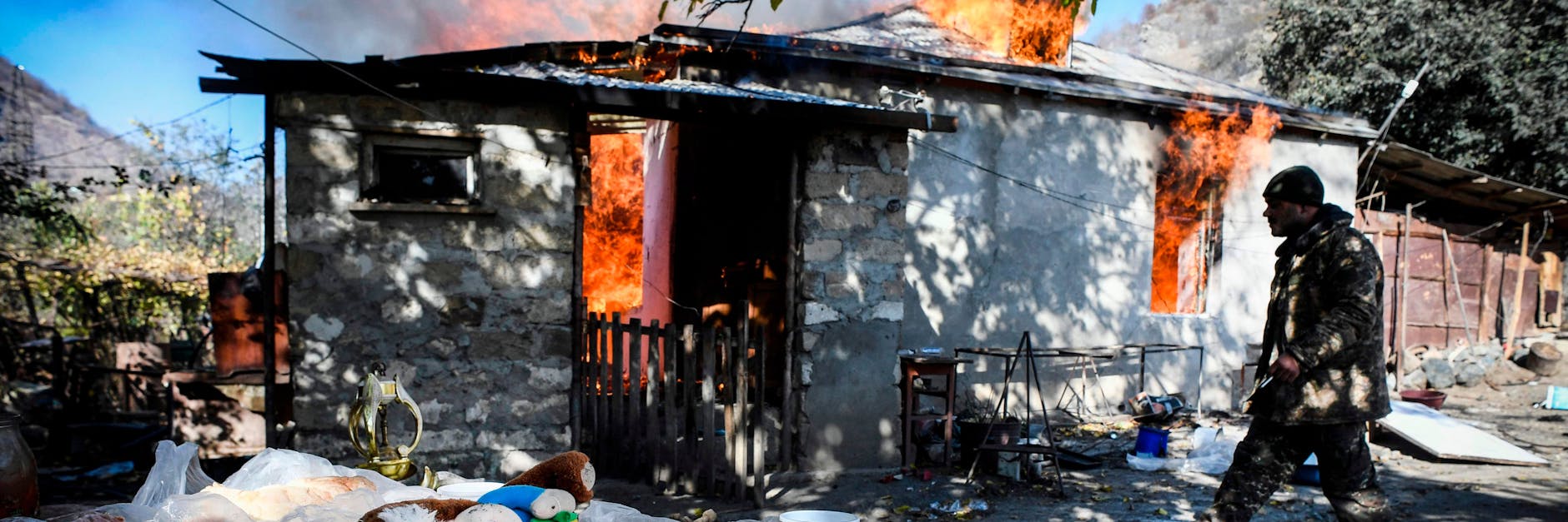 Vor Ablauf der Rückgabe-Frist fliehen Armenier aus den umkämpften Gebieten. Sie brennen ihre Häuser nieder, damit sie nicht Aserbaidschanern in die Hände fallen. (Photo by 