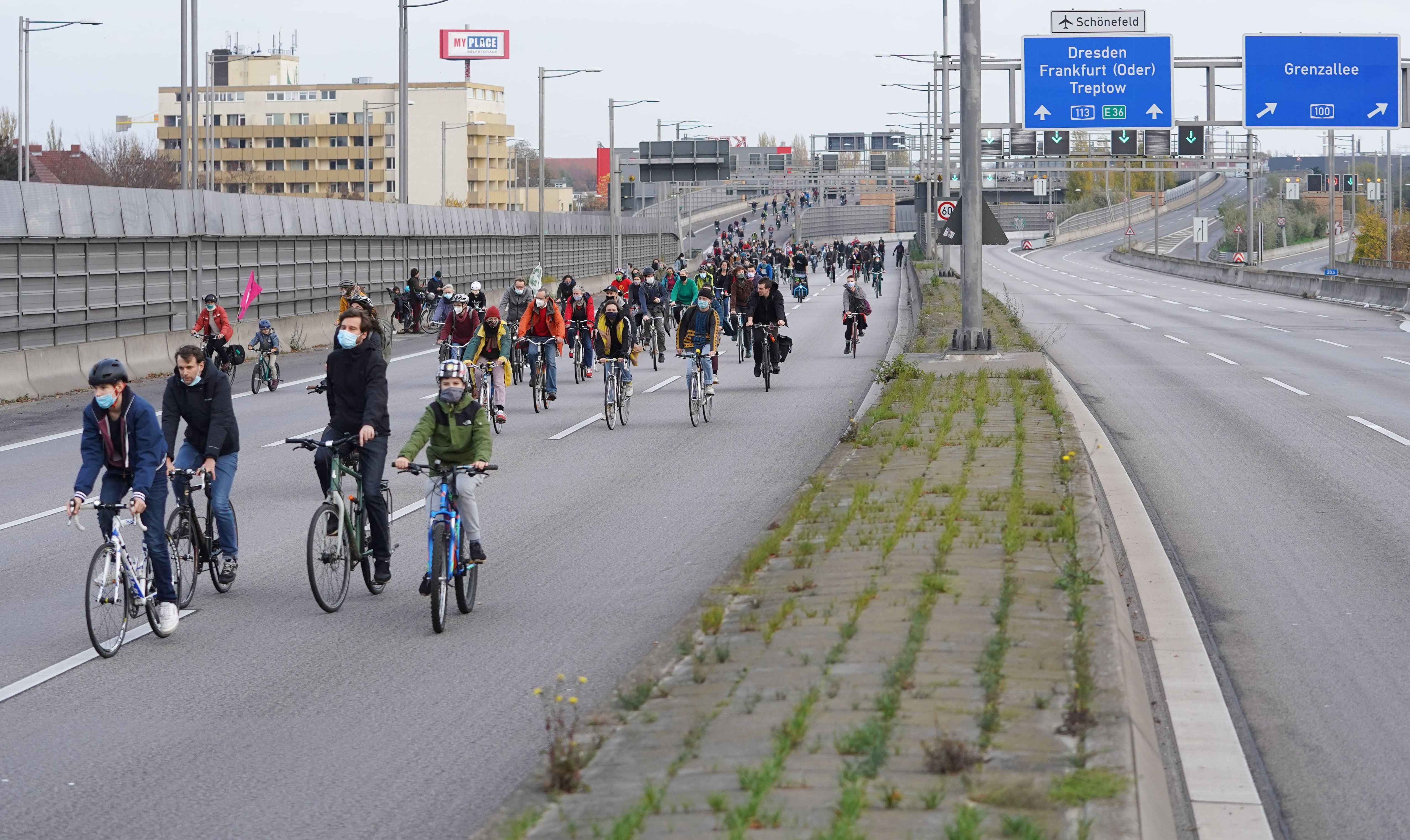 Radfahrer Protestieren Gegen Autobahn-Ausbau