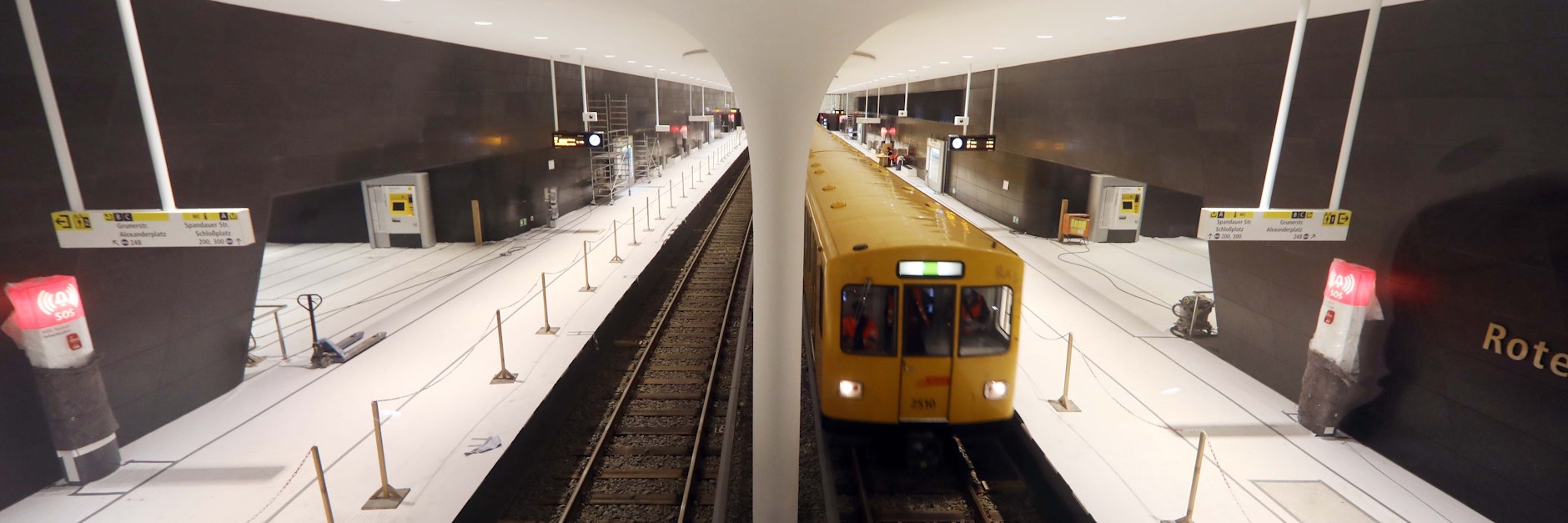 Einer der drei neuen U-Bahnhöfe: In der Station Rotes Rathaus ruht die Decke auf Pilzstützen.