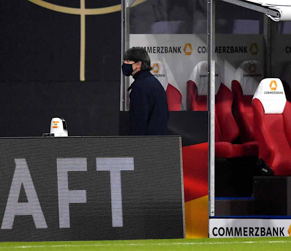 Bundestrainer Löw muss warten, ob das Länderspiel gegen die Ukraine stattfindet.