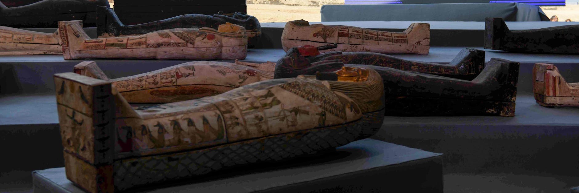 Nach offiziellen Angaben wurden die mehr als 2000 Jahre alten versiegelten Holzsärge in drei zwölf Meter tiefen Grabschächten südlich von Kairo gefunden.