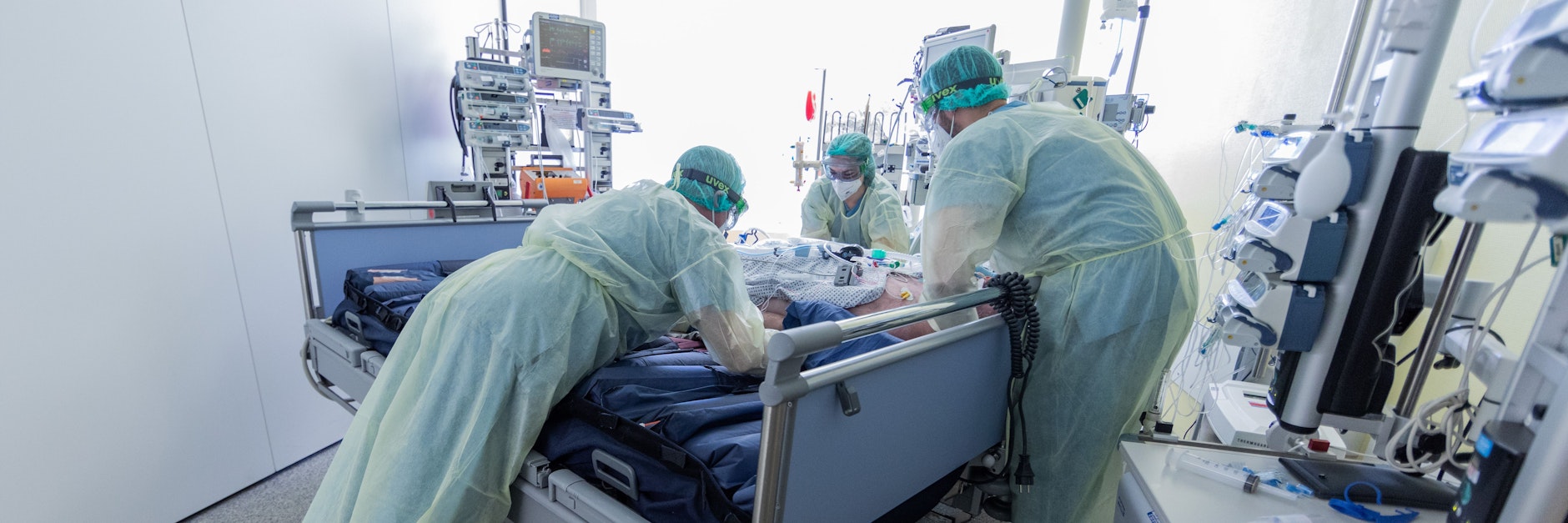 Intensivpflegekräfte transportieren einen beatmeten Corona-Patienten auf die Intensivstation.&nbsp;