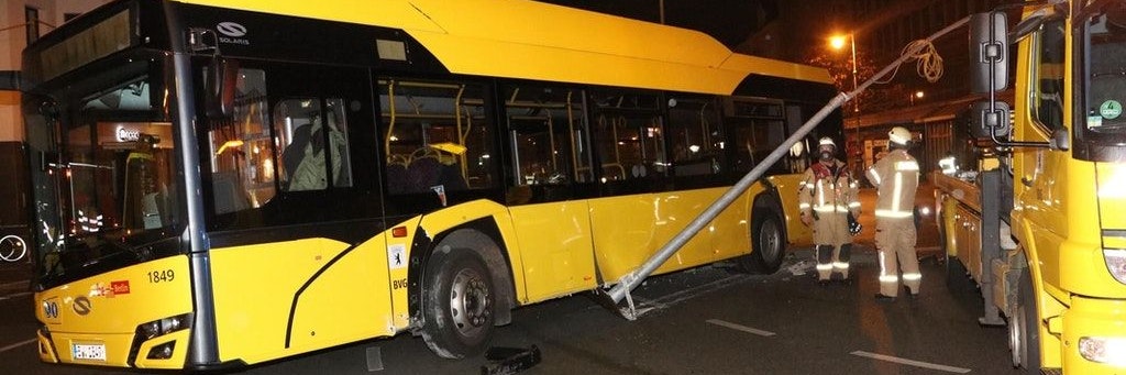 BVGBus fährt am Hermannplatz Ampel um