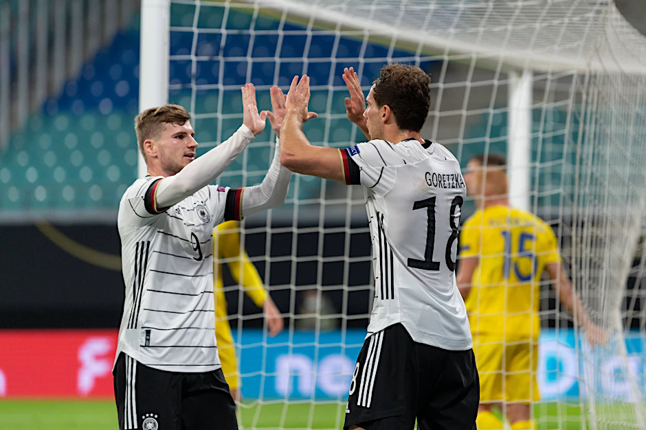 Timo Werner (l.) trifft zum 2:1 und dankt Leon Goretzka für die Vorarbeit.