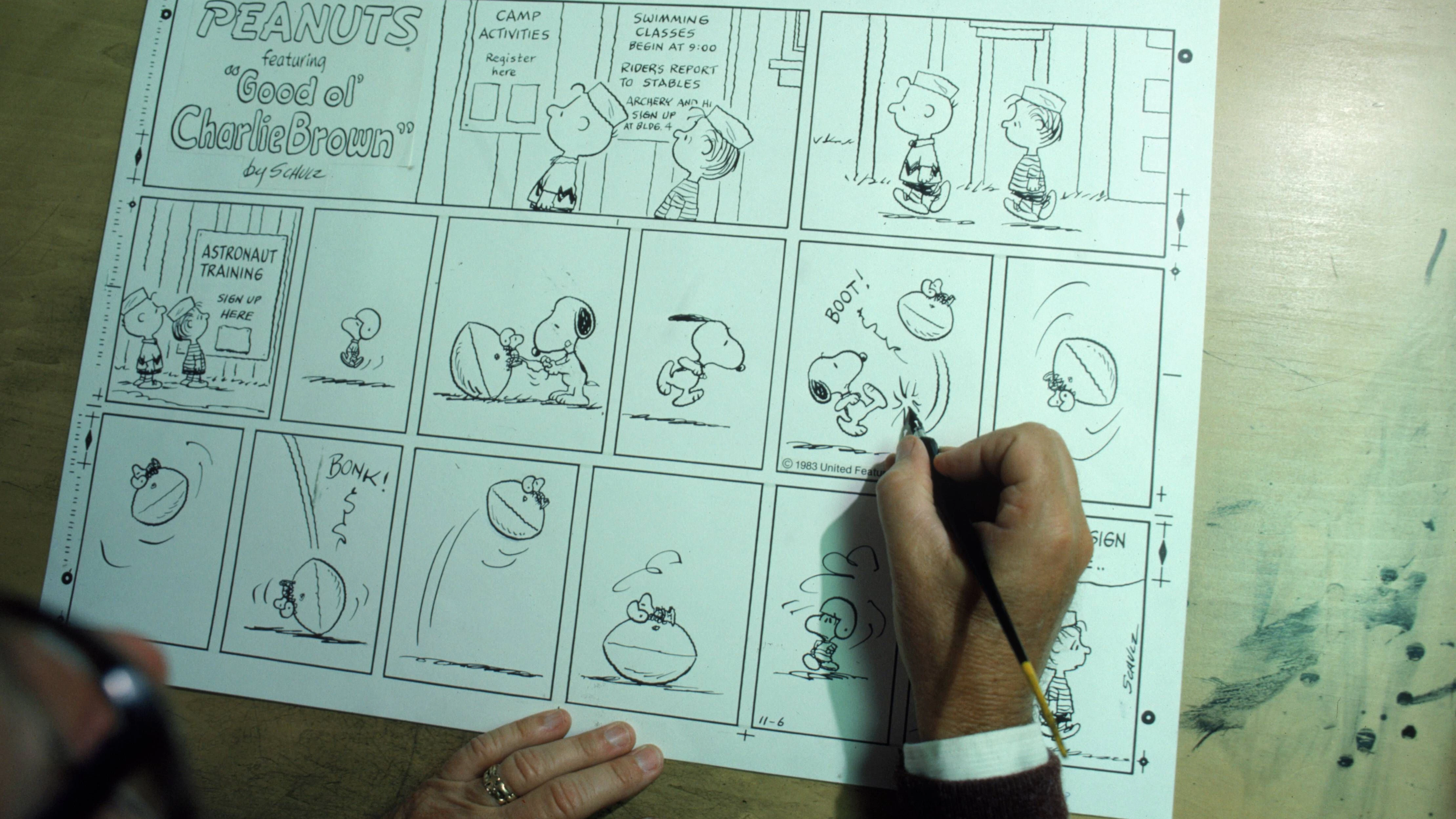„Peanuts“-Schöpfer Charles M. Schulz malt einen seiner legendären Snoopy-Comics