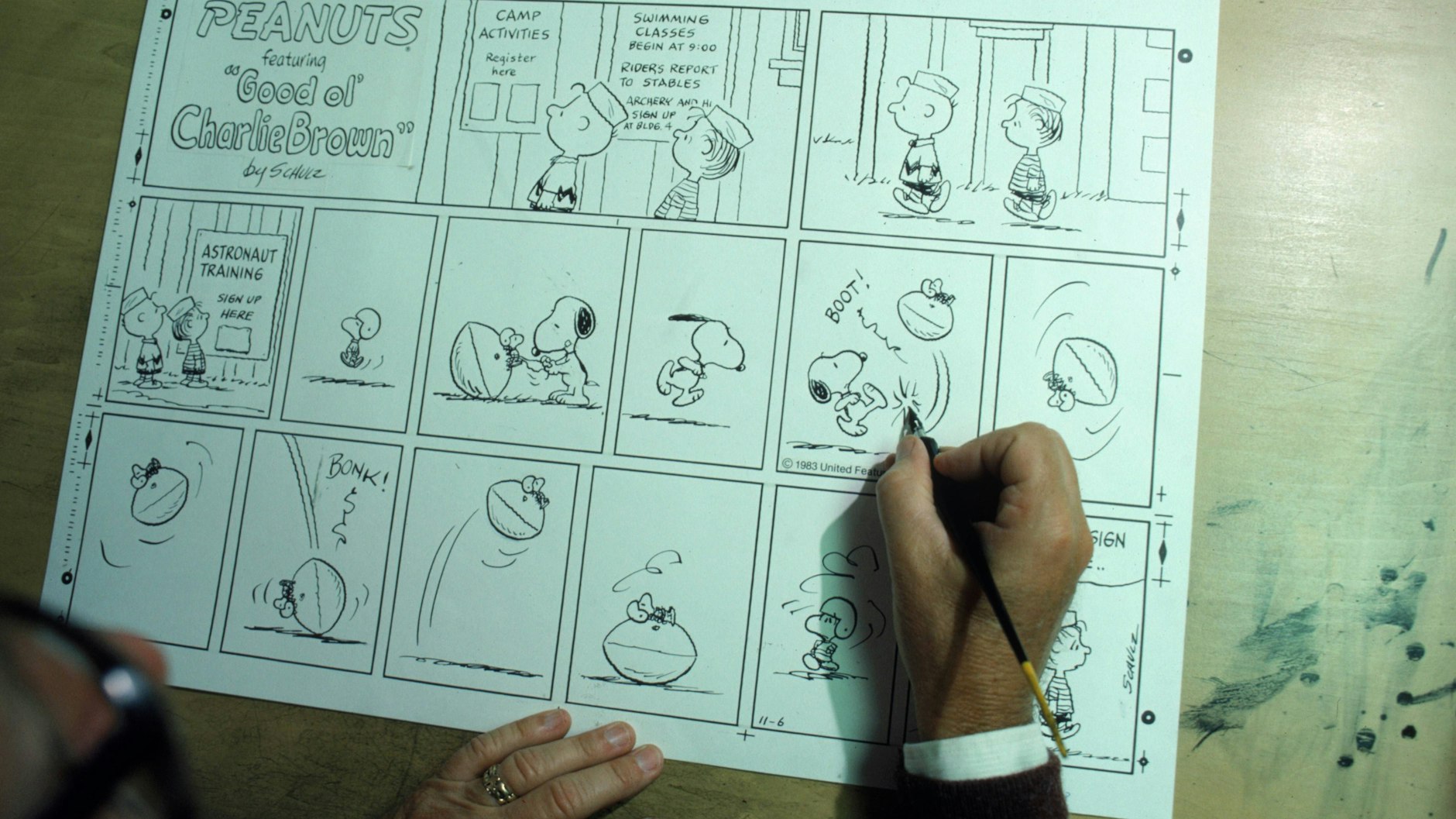 „Peanuts“-Schöpfer Charles M. Schulz malt einen seiner legendären Snoopy-Comics