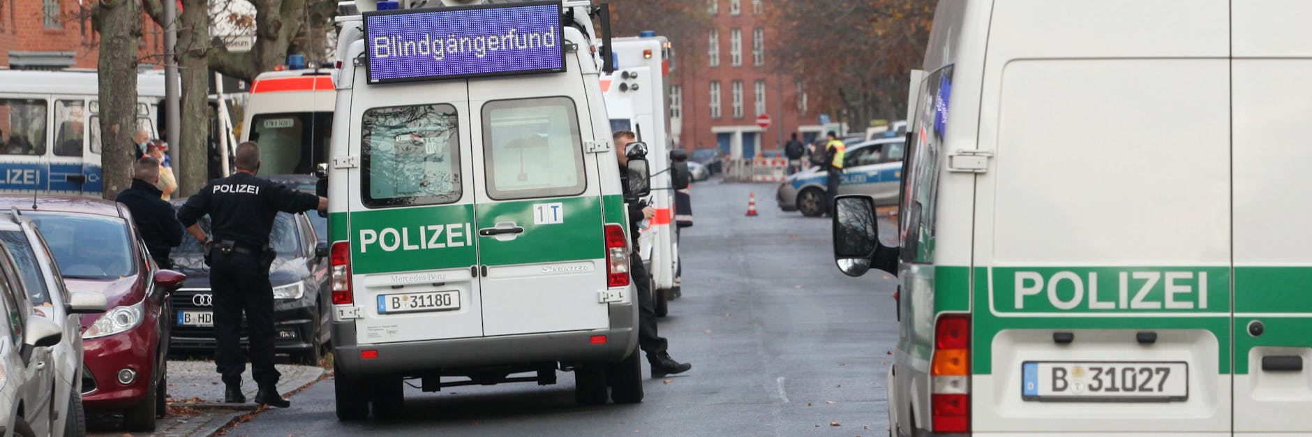 Die Beamten rufen seit 9.30 Uhr per Lautsprecherwagen Anwohner auf Deutsch, Russisch und Türkisch dazu auf, die Wohnungen zu verlassen.