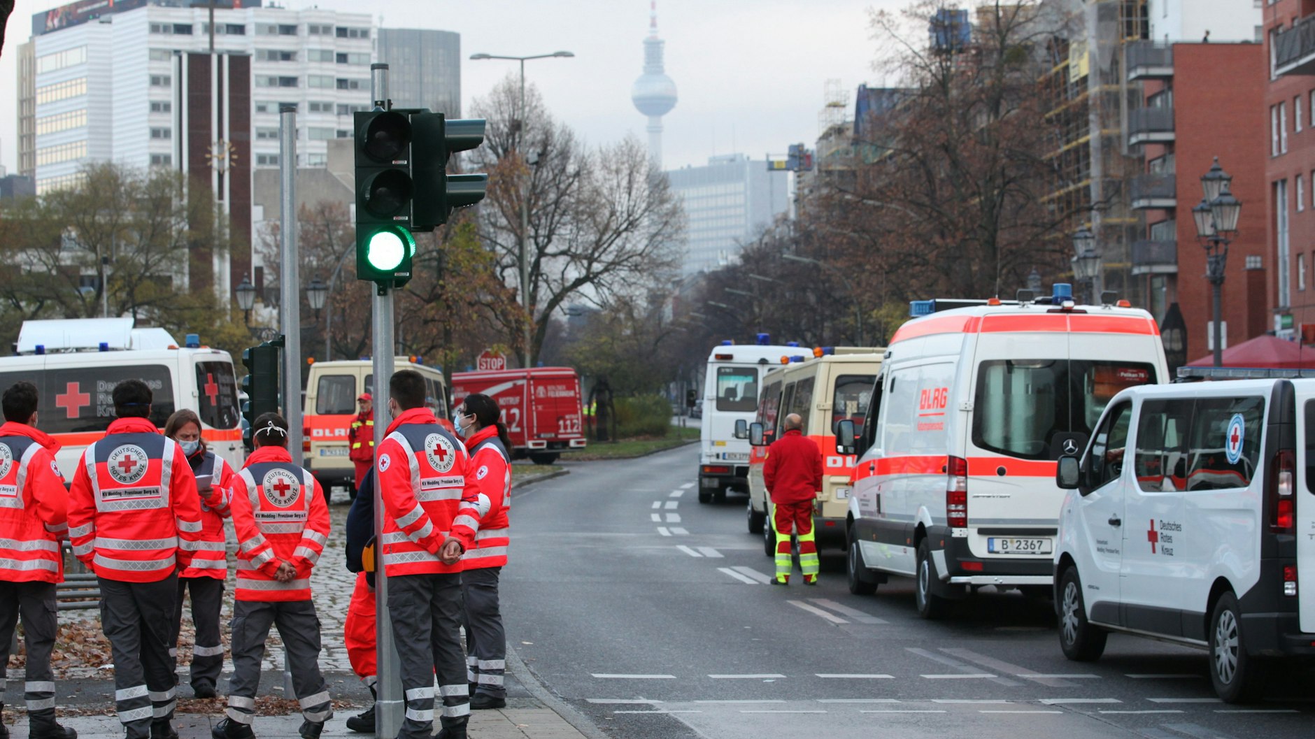 Zahlreiche Helfer stehen für die Evakuierung bereit.