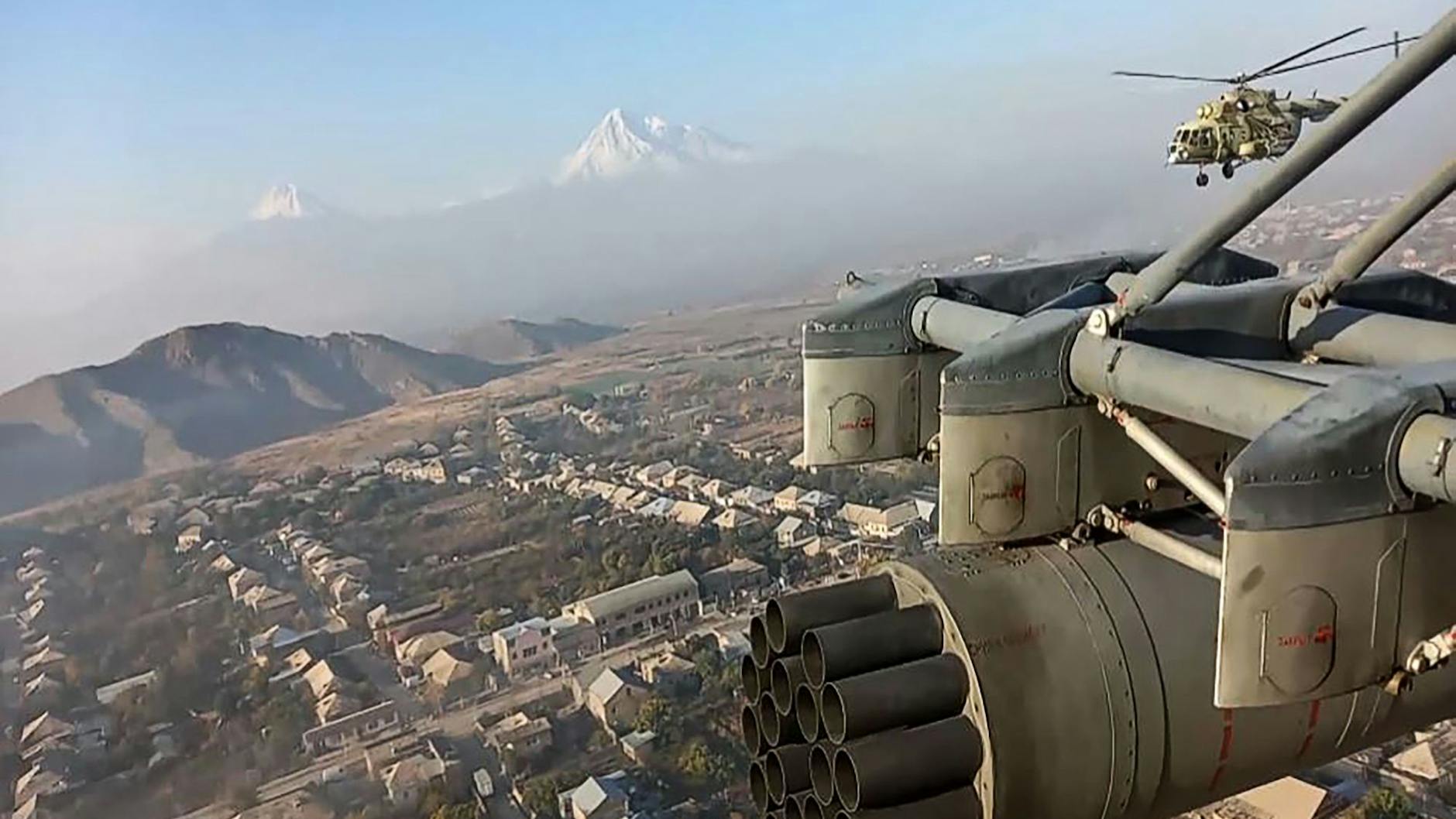 Russische Militärhubschrauber überfliegen das Kriegsgebiet. Moskau schickte Truppenkontingente, um den Waffenstillstand zu überwachen.