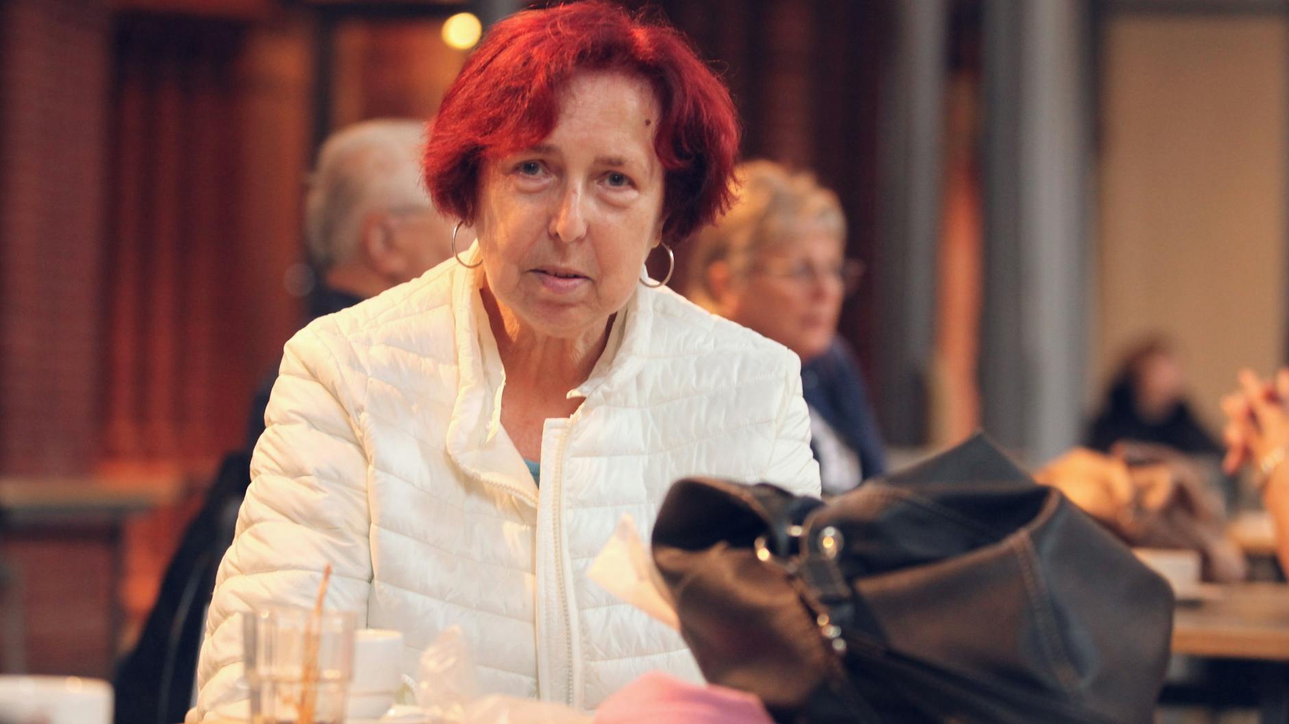 Karin Frenschock gehört zu den Wartenden in der Heiligkreuzkirche.