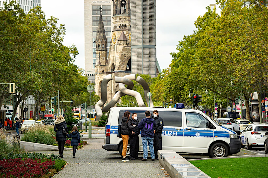 Berliner Polizisten&nbsp; kontrollieren die Maskenpflicht